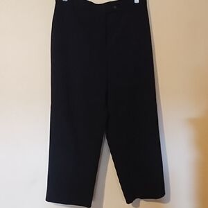 BRIGGS NEW YORK WOMEN CAPRI DRESS PANTS. GREAT CONDITION. 32" LONG.